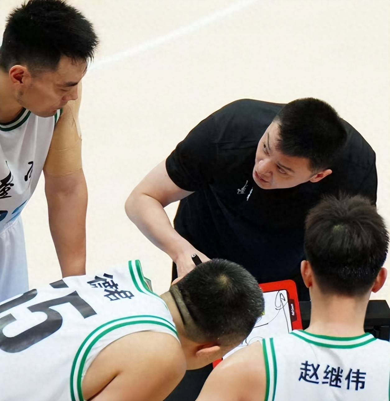 九游体育-关于赛前山东男篮调整名单以备CBA季后赛；防线松动环节打磨；气氛紧张；更衣室氛围转暖的信息