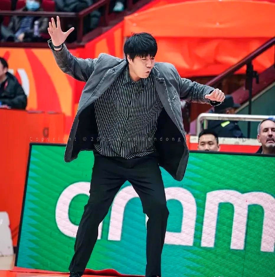 九游体育官网入口-转会期突围战来临，山东男篮围绕CBA季后赛止住颓势，气氛紧张，轮换策略成焦点的简单介绍